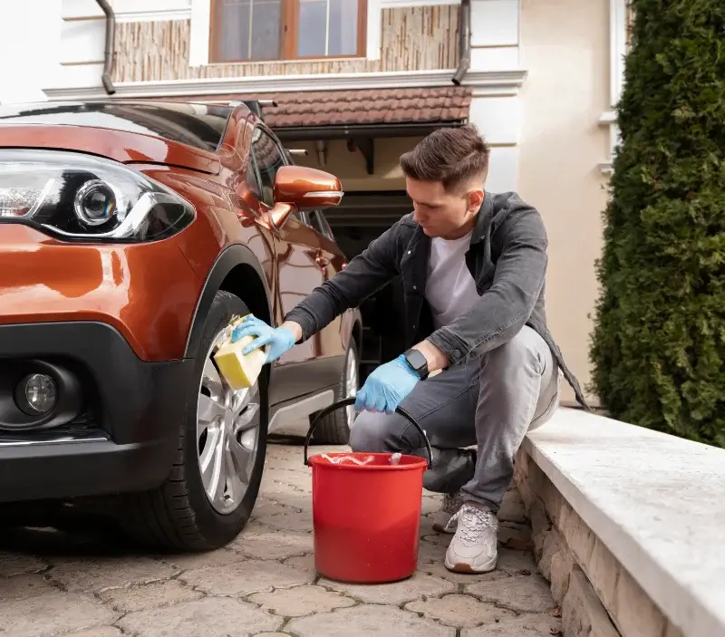 Lavage auto à domicile La Pallu : professionnel intervenant sur un véhicule
